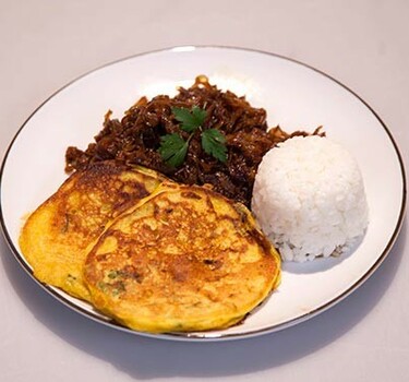 Rendang van spitskool met maïspancakes