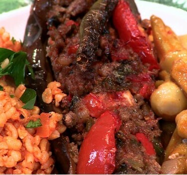 Karniyarik (Gevulde aubergines met bulgur pilav)