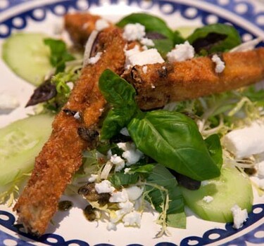 Auberginefrietjes met Griekse salade