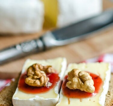 Broodje met brie en smeuïge walnotenpasta