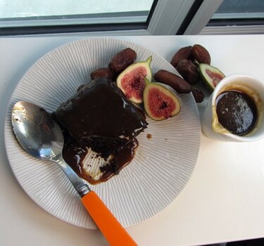 Sticky toffee pudding met vijgen en gember