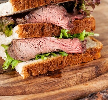 Stokbroodje met tomatensalsa, pastrami en rucola