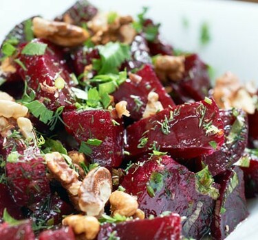 Bietensalade met gepocheerde kip en avocado