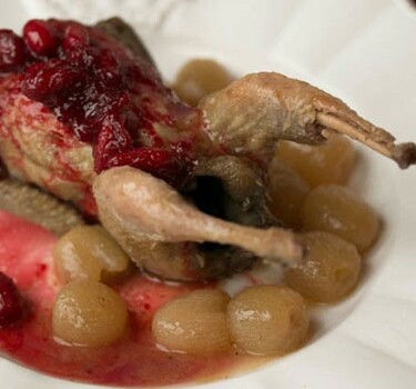 Kwartels gestoofd in druivensap met cranberrysaus