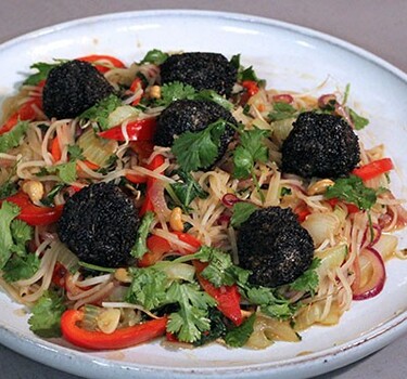 Zwarte bonenballetjes met spicy groente