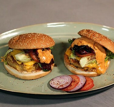 Quinoa-kikkererwtenburger met cheddar