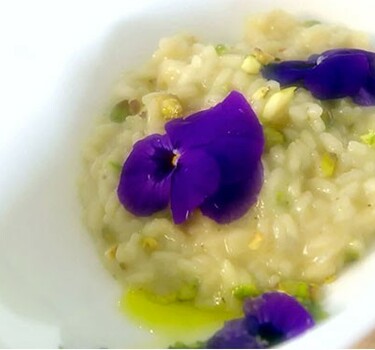 Risotto met prosecco, pistachepesto en viooltjes