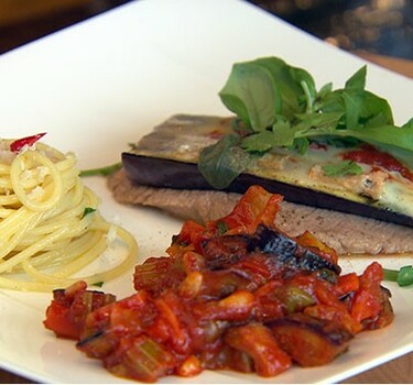 Scaloppine alla Conca d’oro met spaghetti aglio olio e peperoncino & Caponata