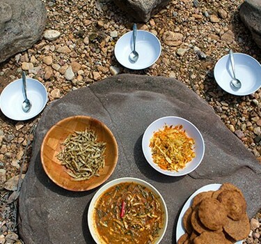 Kapenta sardines curry met peperkoek-fruit pooris & Swahili curry