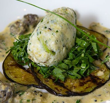 Okra en sesamzaad gnocchi met gegrilde aubergine en slakken in saus