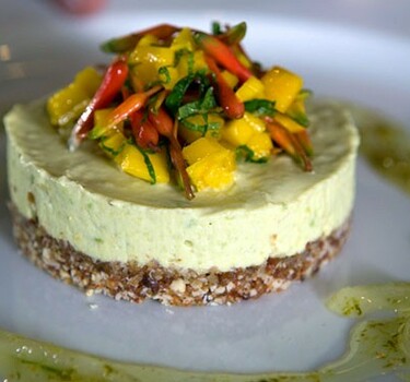 Avocadocheesecake met dadel-amandelbodem, aloë coulis en mangosalsa