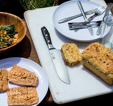 Bierbrood gevuld met forel, bloemensalade en nectarinesalsa