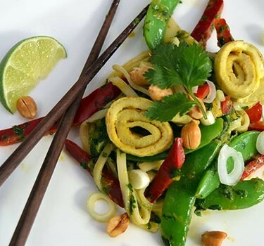 Aziatische noedelsalade met mangosaus