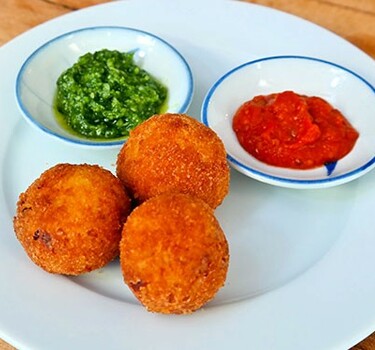 Arancini (risottokroketjes) met tomatensaus