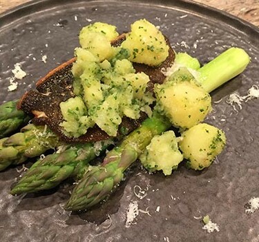 Scholfilet met groene asperges en parmezaan