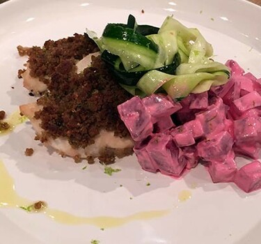 Knapperige kipfilet met bietensalade