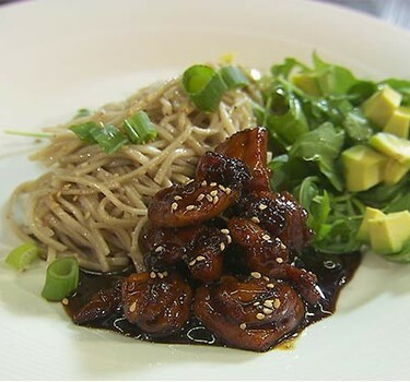 Yakitori met sobanoedels & Japanse salade met avocado en wasabidressing