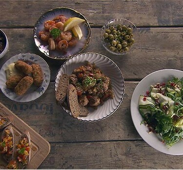 Groentekroketjes, lamsgehaktballetjes, pittige gamba's, bruschetta en salade van courgette