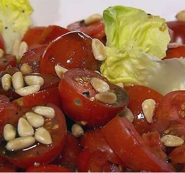 Salade met tomaten en pijnboompitten