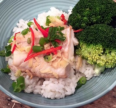 Gestoomde kabeljauw met broccoli en sushirijst