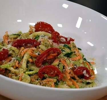 Wortel- en courgette-spaghetti met walnoten-peterseliepesto