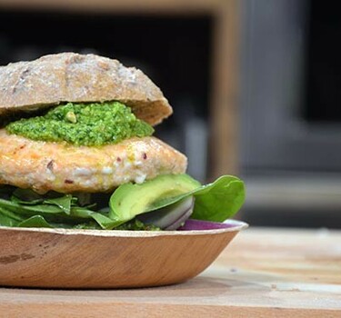 Zalmburgers met spinaziepesto en avocado