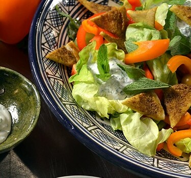 Fattoush (Libanese salade met groente, kruiden en brood)
