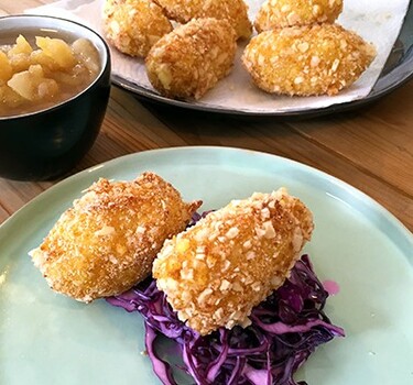 Aardappelkroketjes met koolsla