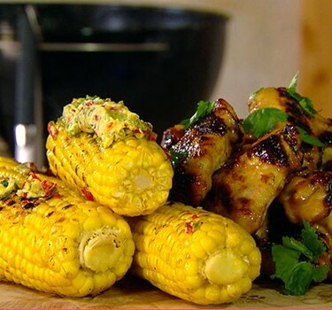 Geroosterde kippenvleugels met linzensalade en maïs