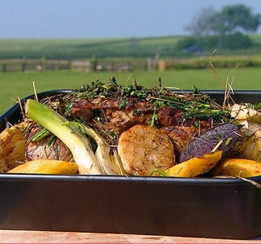 Texelse lamsbout in hooi met tuinbonensalade en venkeltzatziki