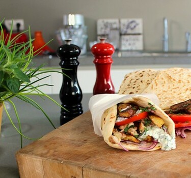 Grieks flatbread met gyros van kip