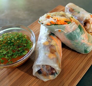 Goedgevulde springrolls