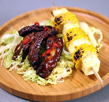 Sweet & spicy cowboy ribs met ananas-maïsspies