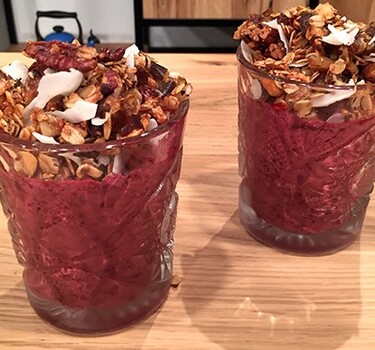 Frozen yoghurt en homemade granola