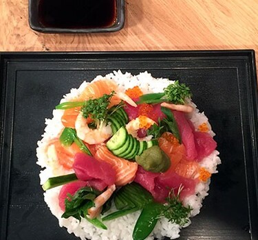 Chirashi Sushi met zalm en tonijn (Losse sushi/strooisushi met zalm en tonijn)