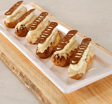 Eclair gevuld met passievruchtencremeux, gezoete mascarpone en koffieglazuur