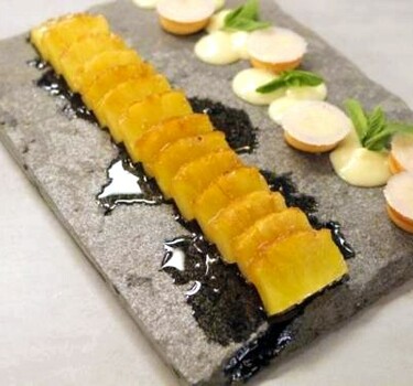 Gegrilde ananas met limoen, witte chocoladecrème en munt