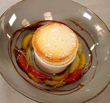 Soufflé van kwark met gemarineerd citrusfruit en karamelsaus