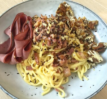 Pasta carbonara met eend, gekaramelliseerde pecannoten en chocolade