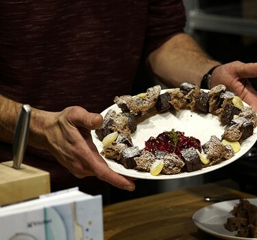 Hidde's kerstdessert: chocolademousse met -brownie, cake, gebakken appel en cranberry's