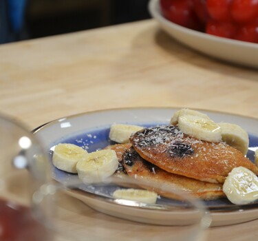 Gember-kokospannenkoeken met banaan en blauwe bessen