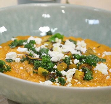 Zoete aardappel en rode linzen soep met feta