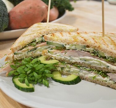 Sandwich met komkommersalade en gerookte forel