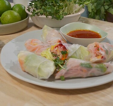 Rijstvelrolletjes met garnalen, mango, kip en biet
