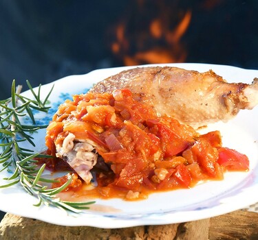 Gepekelde en geroosterde Bresse-kip met piperade