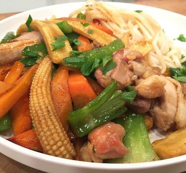 Kipwokschotel met udon noodles