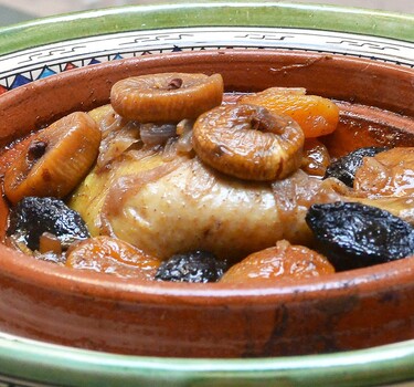 Kiptajine met gedroogd fruit (en gemarineerde komkommers)