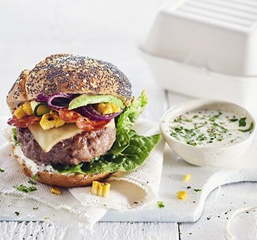 Zomerse hamburgers met avocado, chorizo en oude kaas