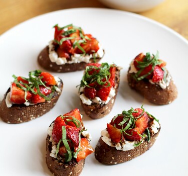 Aardbeien crostini met ricotta, balsamico en basilicum