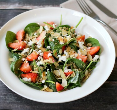 Salade met geitenkaas, spinazie, quinoa en aardbeien